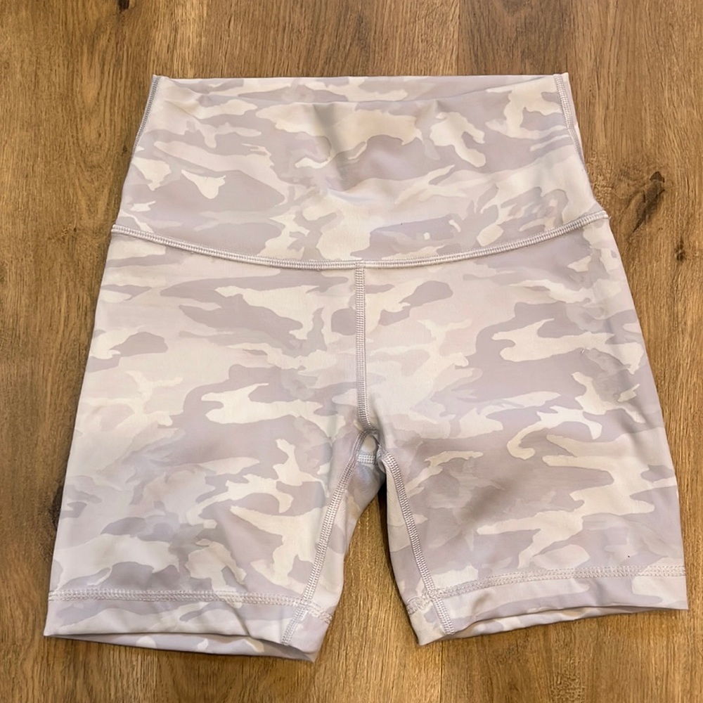 NWOT Lululemon wunder under